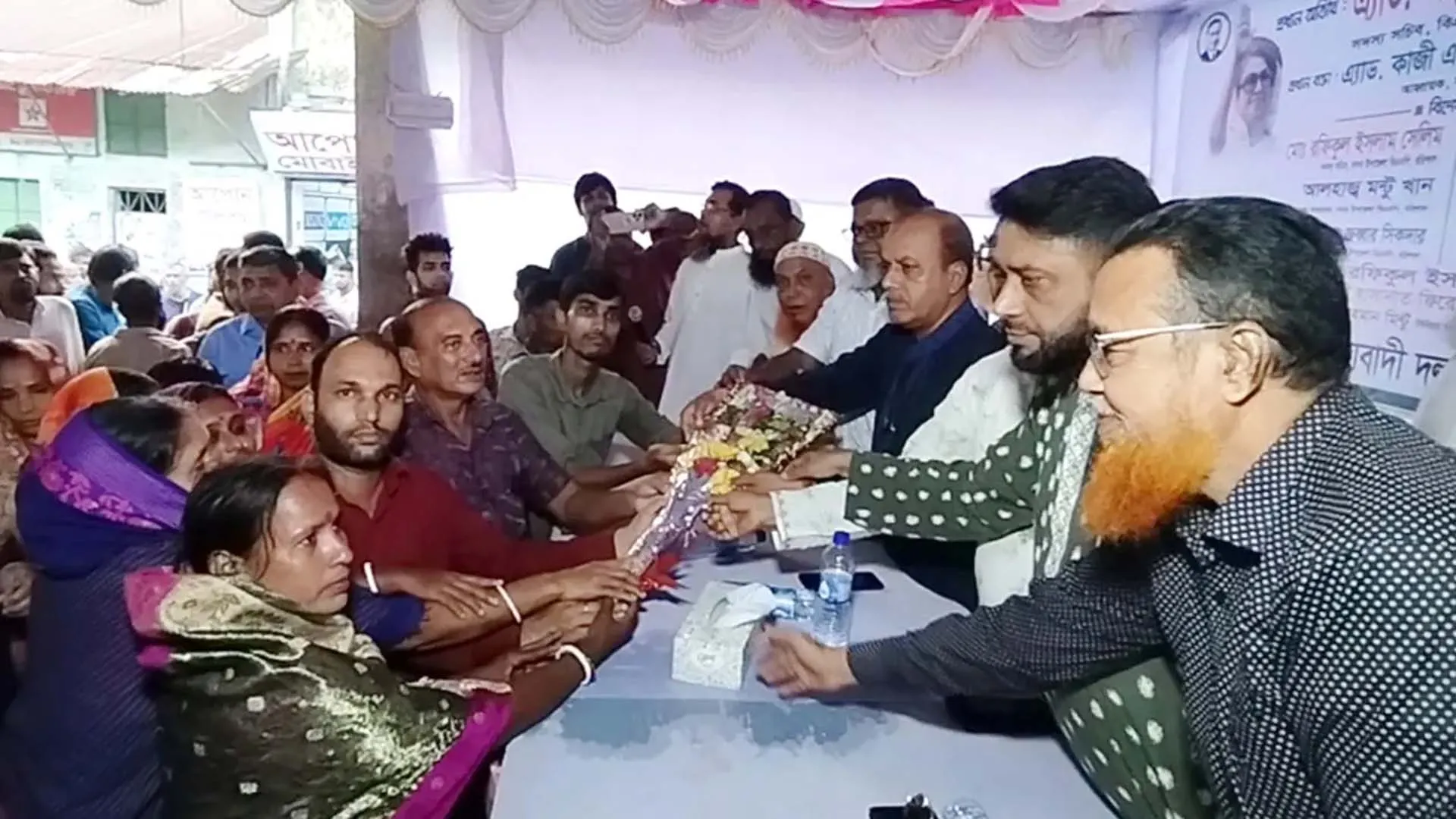 বরিশালে ৪০ হিন্দু পরিবারের বিএনপিতে যোগদান